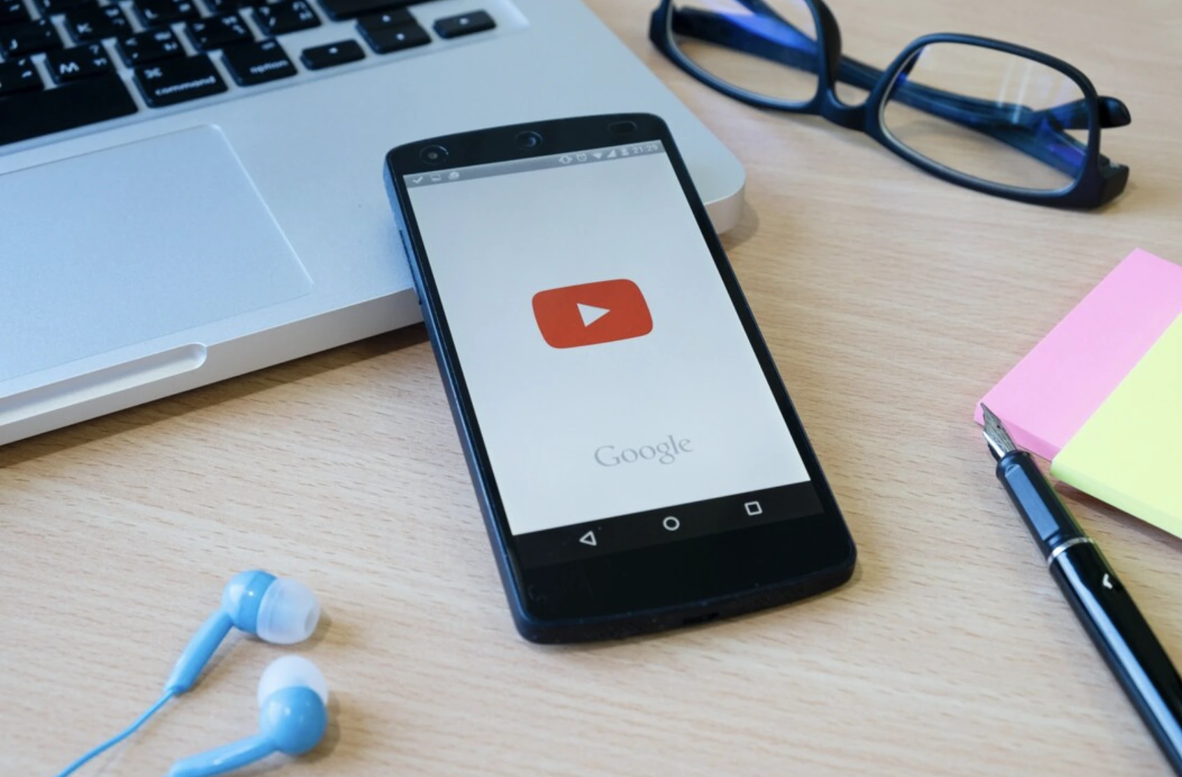 Como Uma YouTuber Está Enganando Bots de IA Que Roubam Seu Conteúdo
