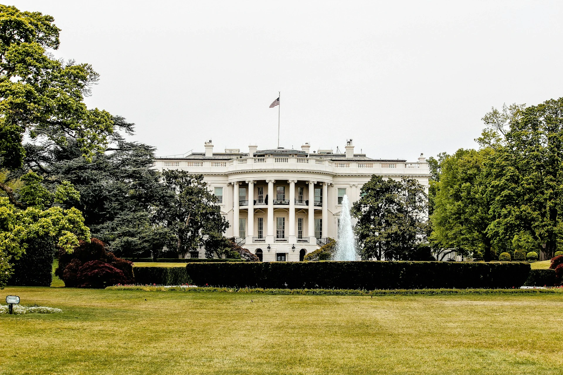 Trump Assina Ordem Executiva Para Desenvolver Regulamentos de Criptomoedas e um Estoque Nacional