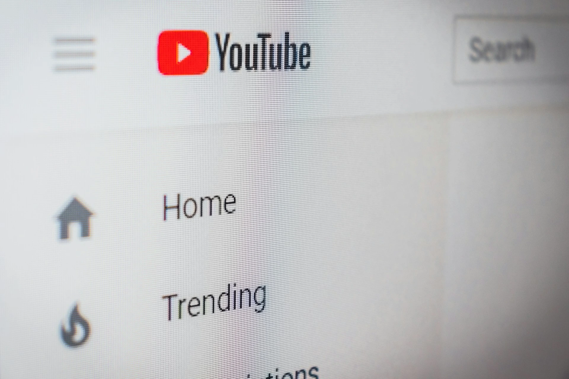 Rússia Multa Google por Conteúdo do YouTube sobre Rendição Militar
