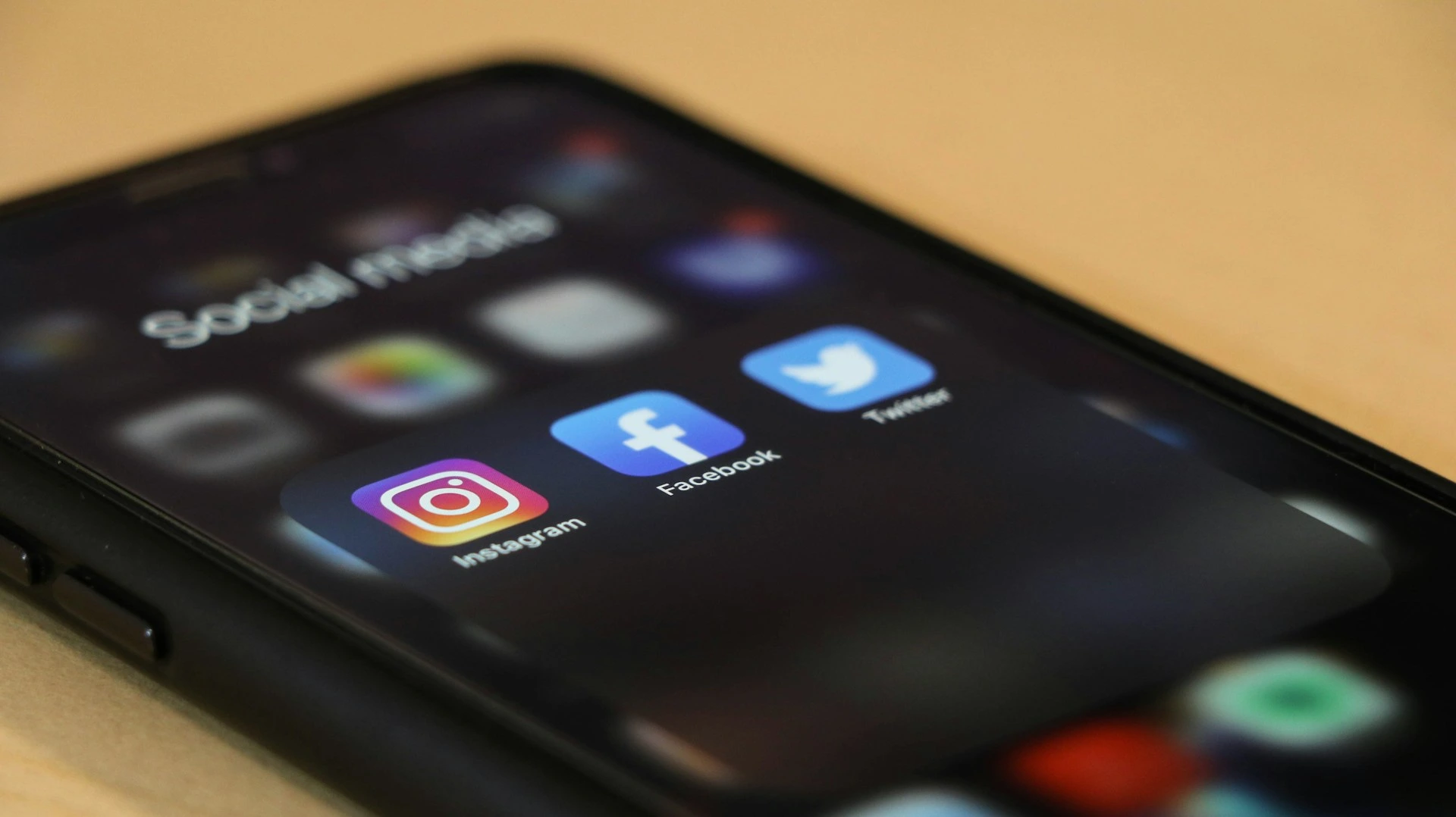 Relatório Revela que Crianças Australianas Bypassam Facilmente as Restrições de Idade nas Redes Sociais