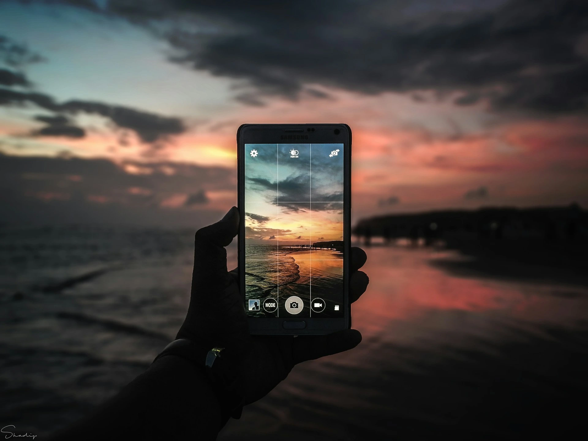 O aplicativo de compartilhamento de fotos da Bluesky, Flashes, agora está disponível na App Store