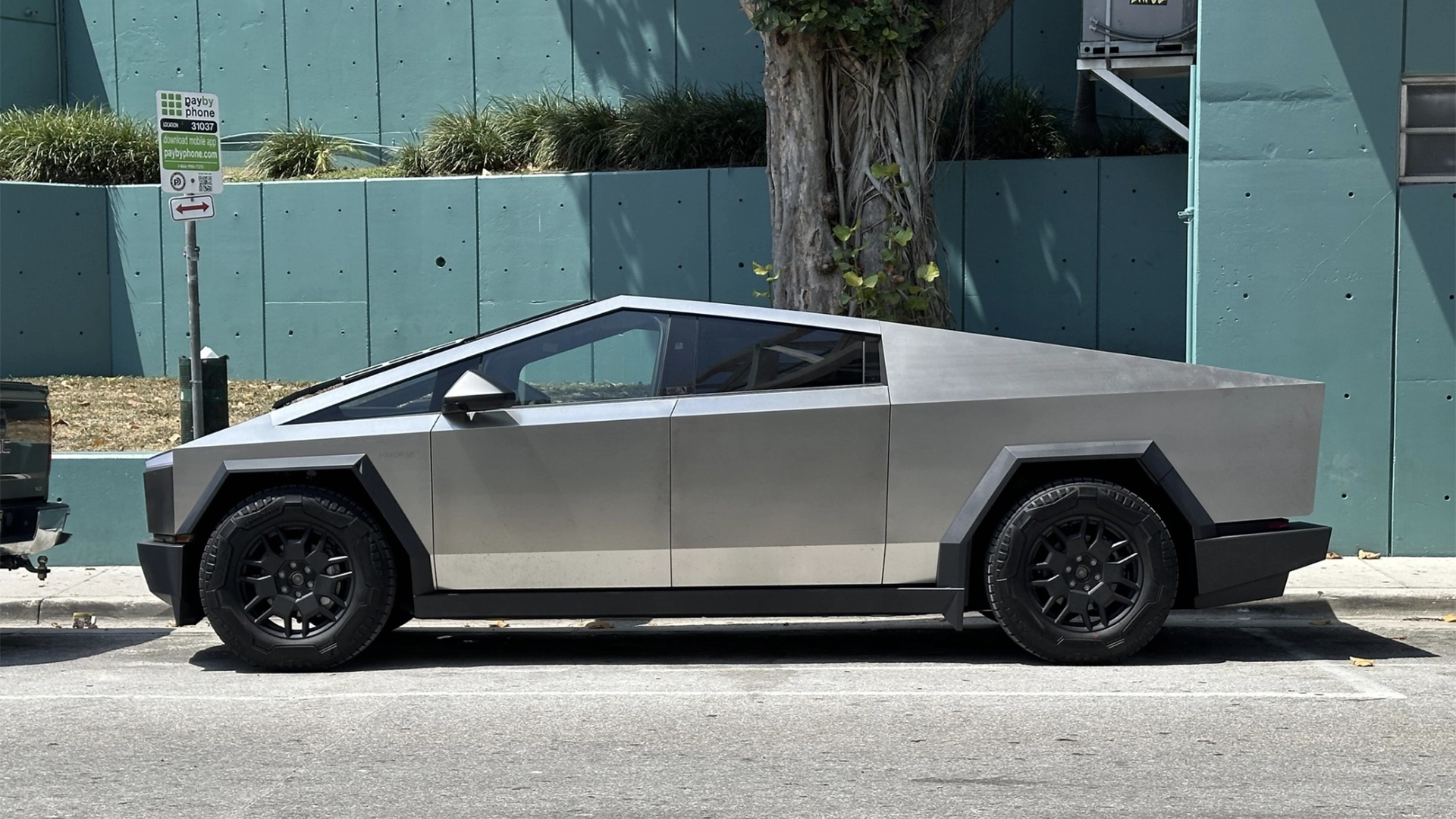 Dados de Proprietários da Tesla Supostamente Expostos à Medida que Protestos Anti-Tesla Aumentam