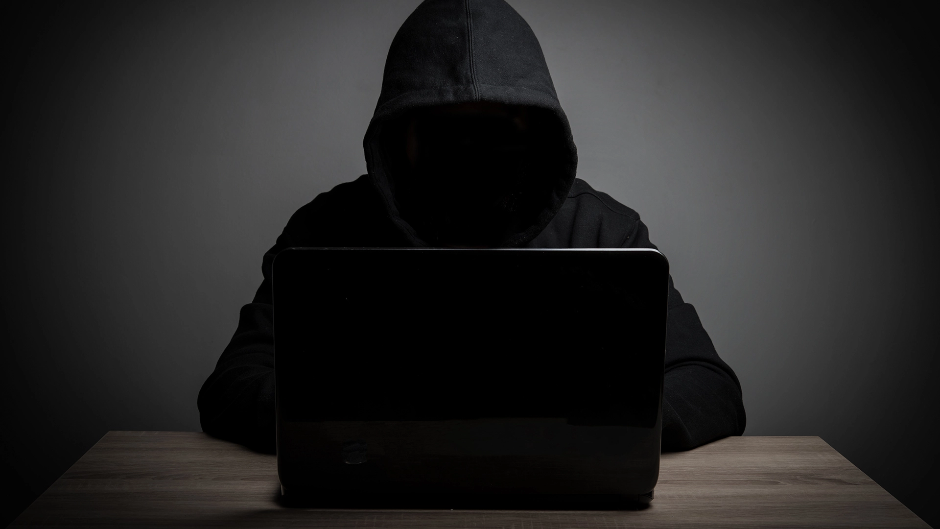 Hackers Disfarçam Malware como Arquivos de Protetor de Tela em Ataque de Email Falso sobre Envio de Encomendas