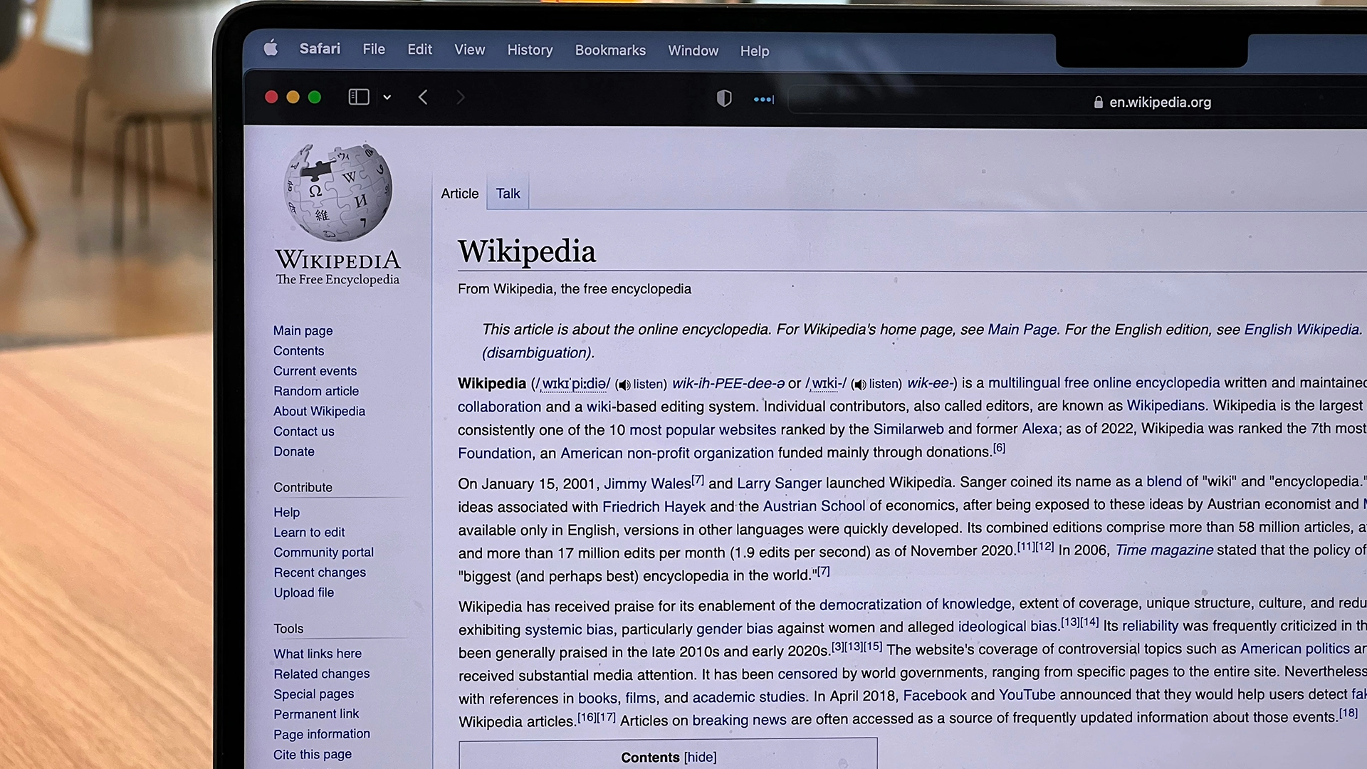 Bots de IA Estão Sobrecarregando os Servidores da Wikipédia