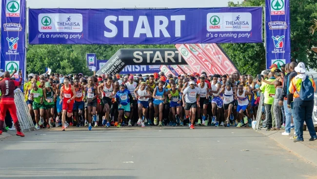 Robôs Humanoides Correm Primeira Meia Maratona ao Lado de Humanos em Pequim