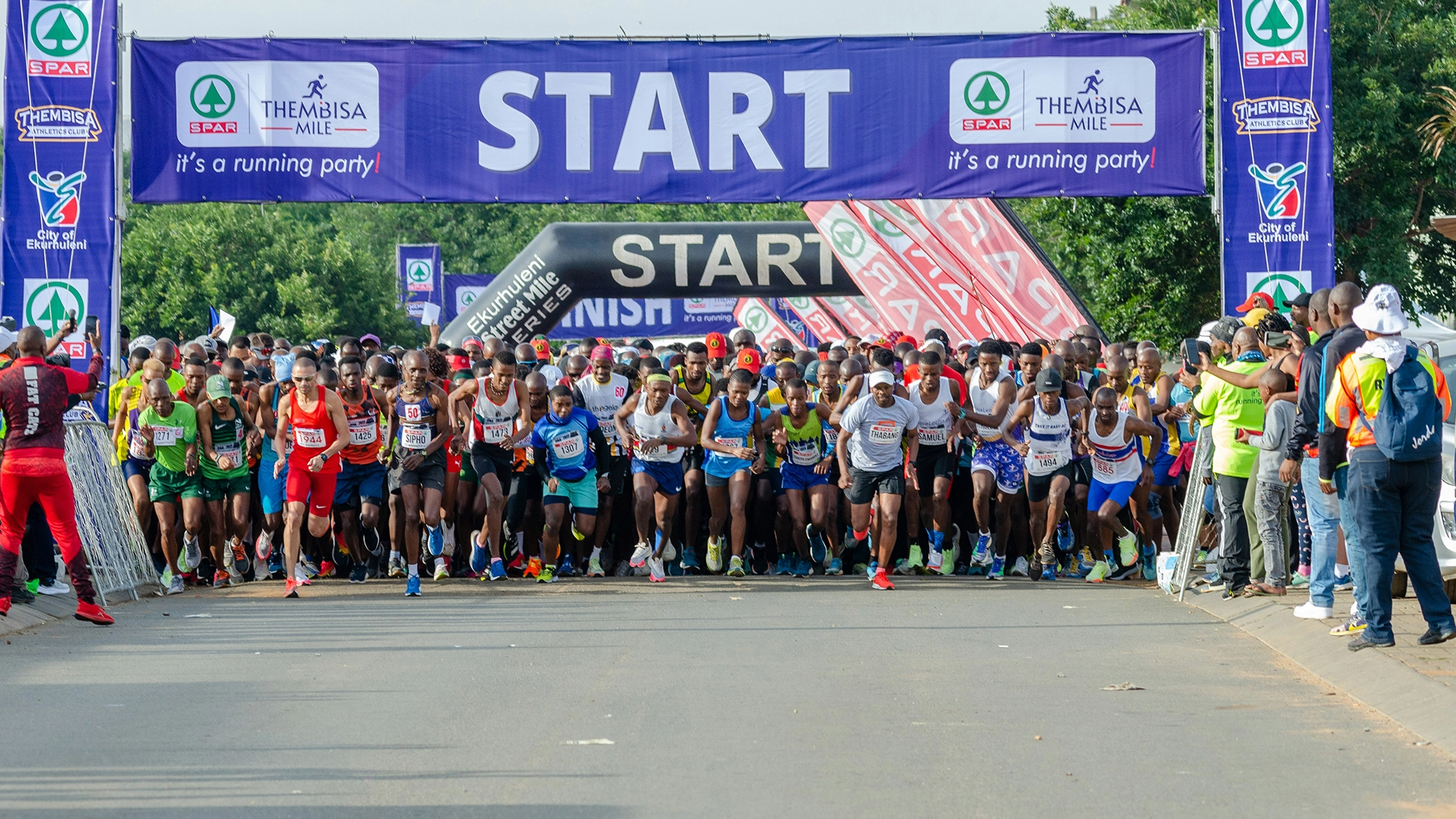 Robôs Humanoides Correm Primeira Meia Maratona ao Lado de Humanos em Pequim