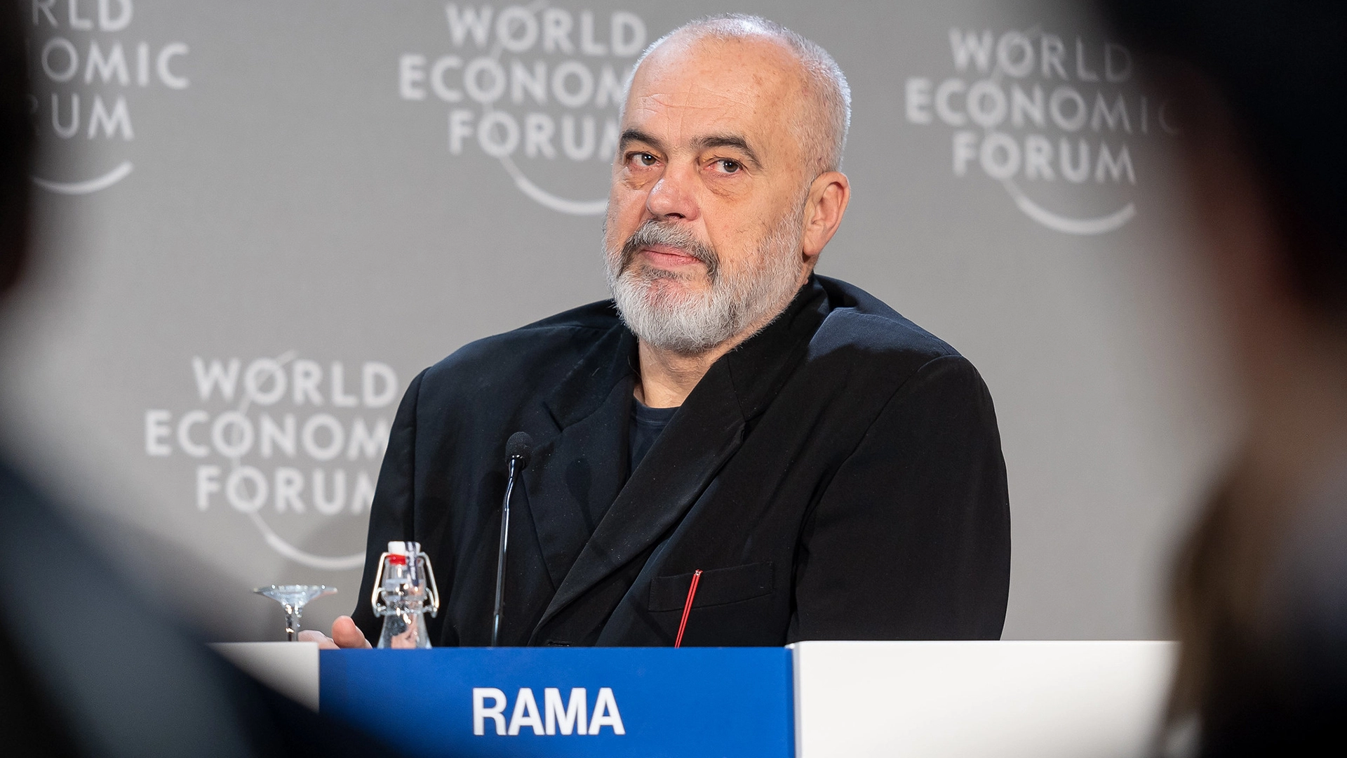 Líderes Europeus Se Veem Como Bebês de IA em Encontro em Tirana