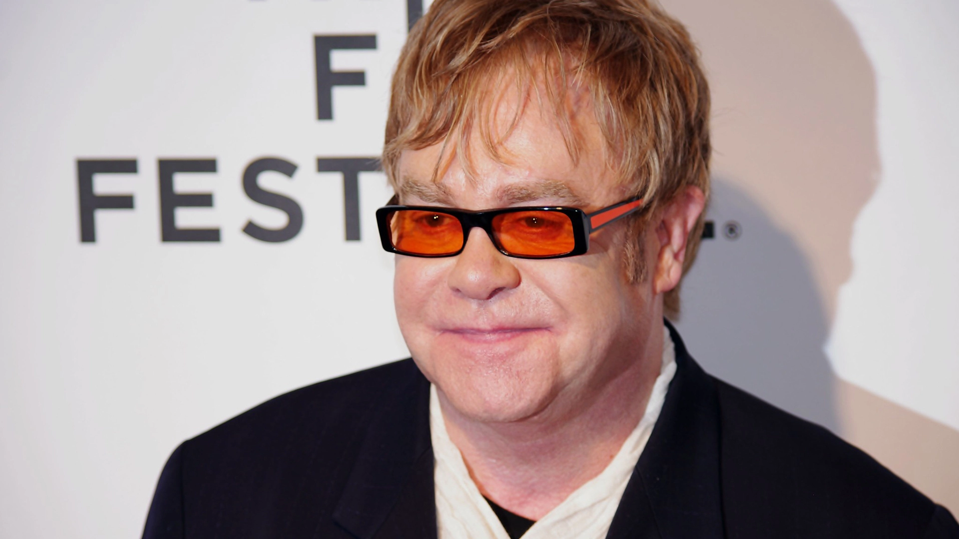 Vários Artistas, Incluindo Elton John, Condenam o Plano de Direitos Autorais de IA do Reino Unido