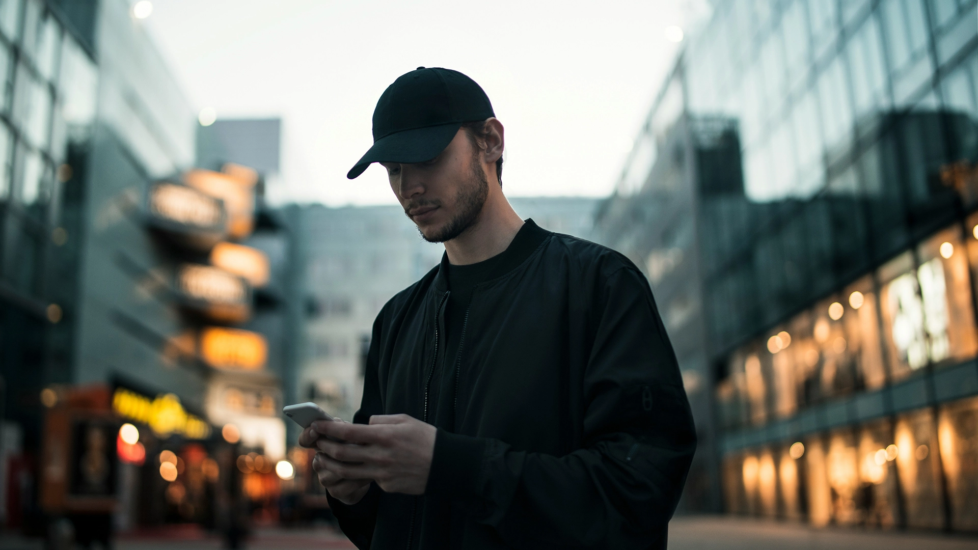 Estudo Revela que Chatbots Oferecem Conselhos Morais Tendenciosos