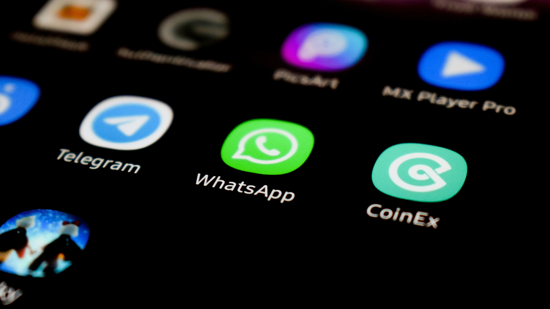 WhatsApp Lança Anúncios em Status, Adiciona Recursos de Canal Pago