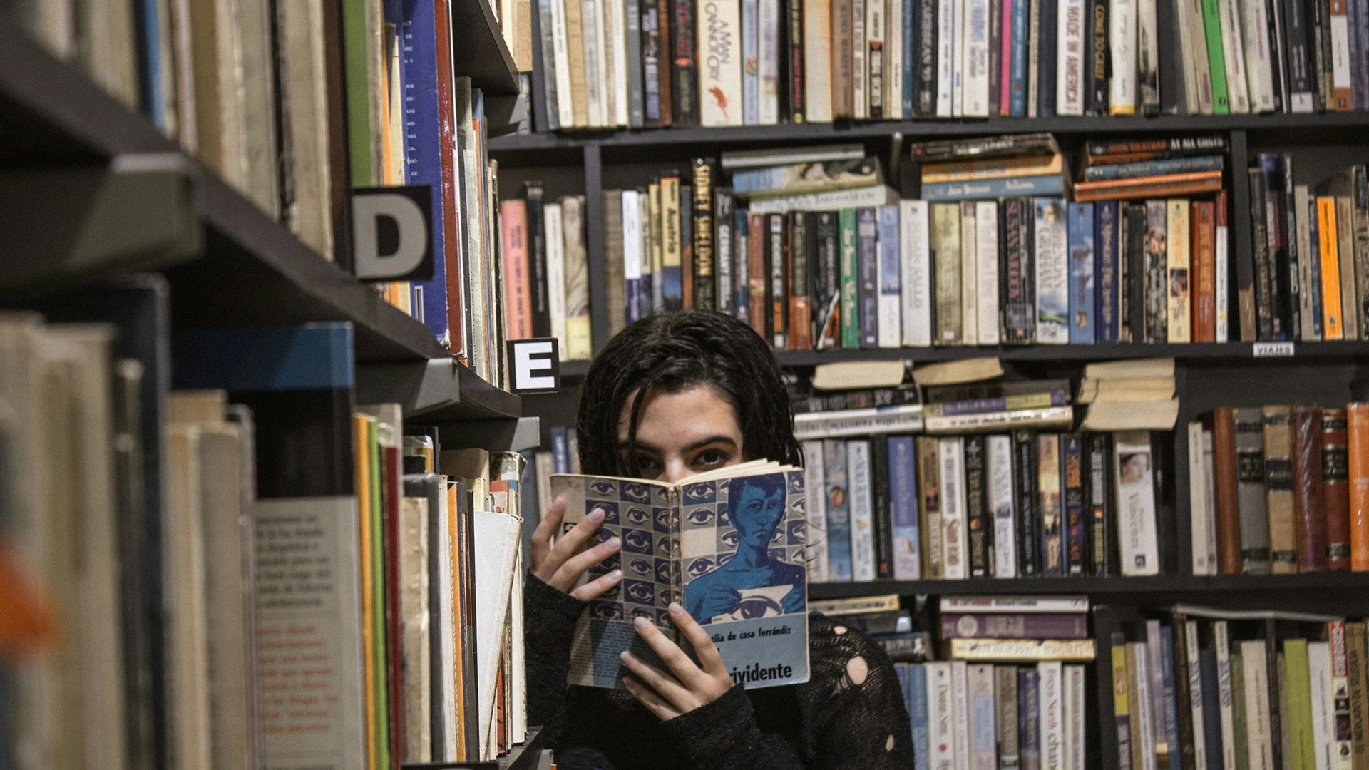 Autoras Instigam Editoras a Proibir Livros Escritos por IA