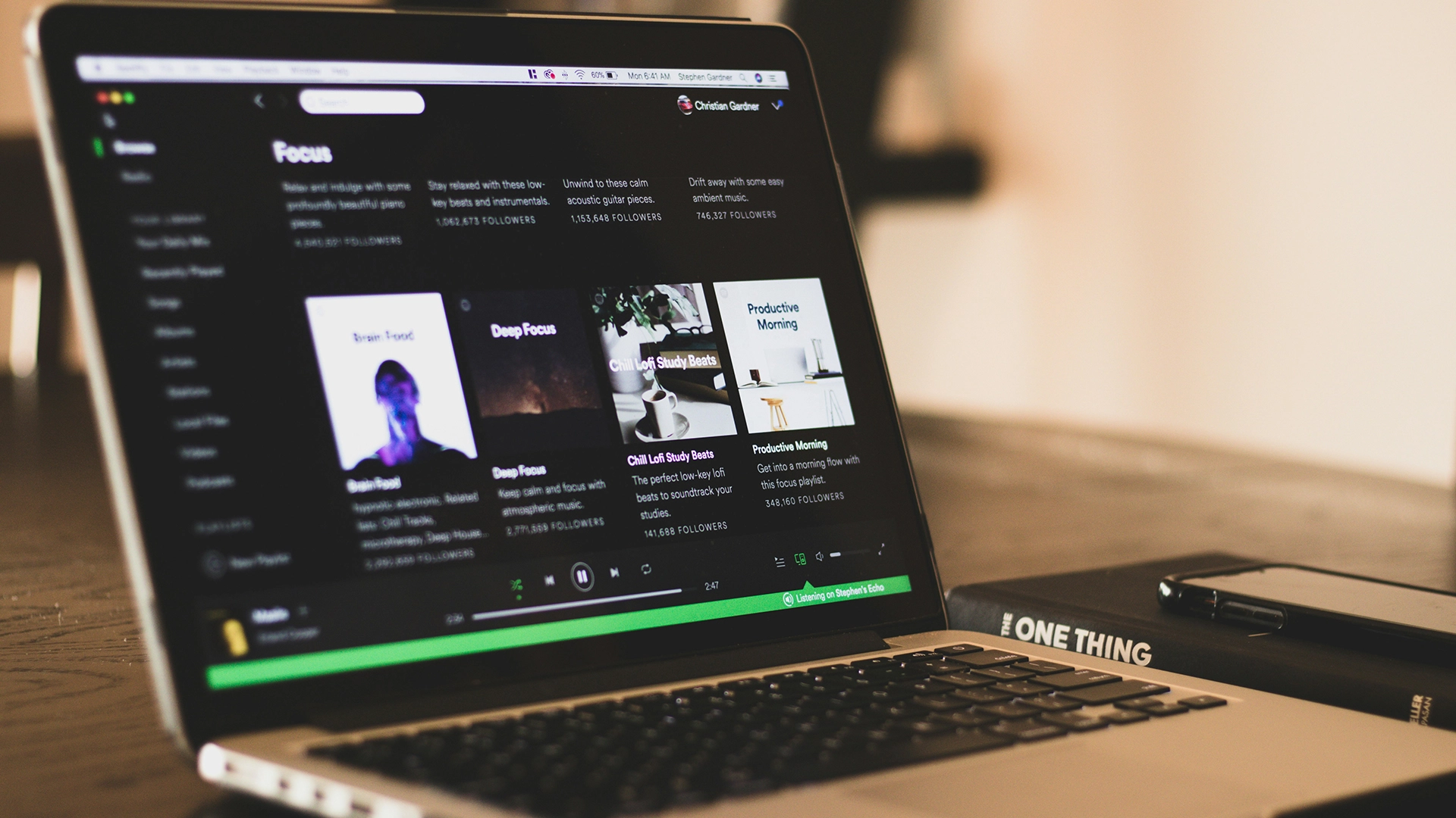 O Spotify Publica Canções Geradas por IA Sob o Nome de Artistas Falecidos Sem Permissão