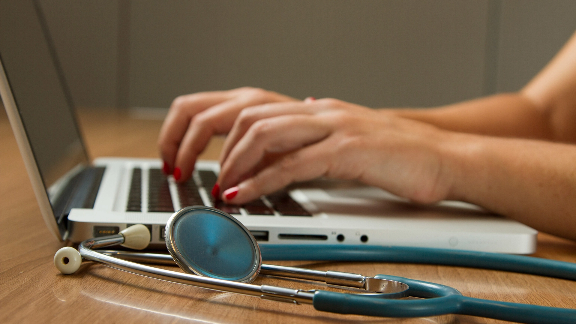 A IA Torna as Notas Médicas Mais Fáceis de Ler, Mas Problemas de Confiança Persistem