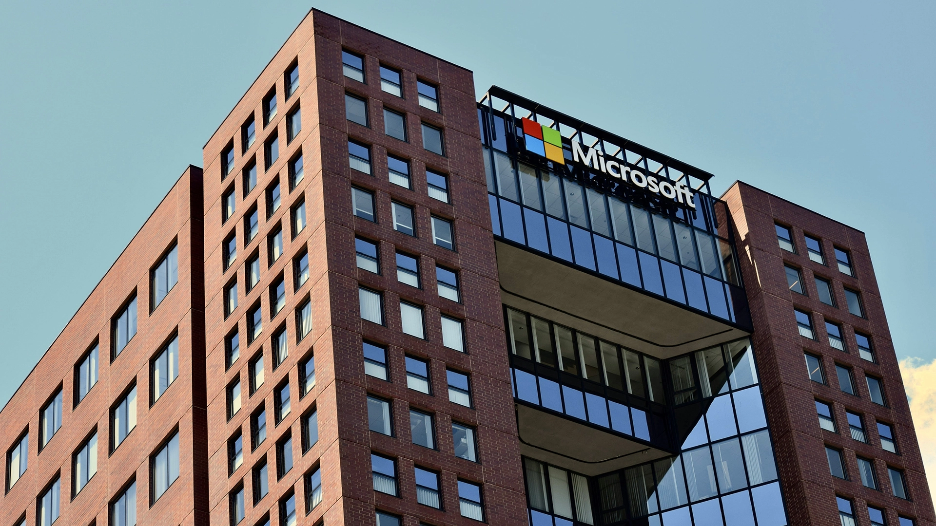 Microsoft vai demitir 9.000 funcionários, aproximadamente 4% do quadro de pessoal