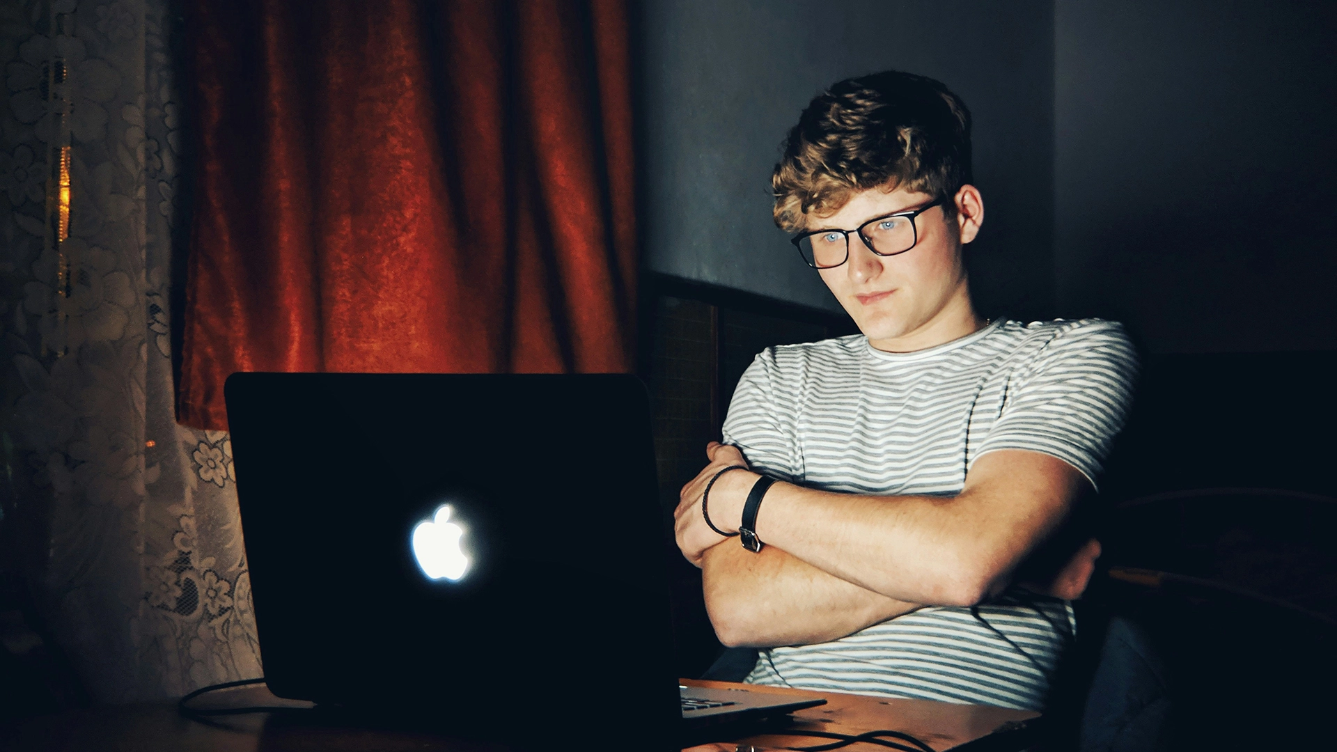 O YouTube vai lançar sistema de IA para identificar usuários adolescentes nos EUA.